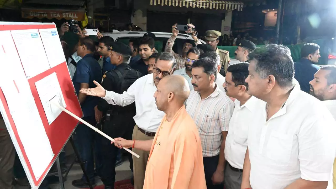 Gorakhpur News: गोरखपुर की सड़कों पर रात में निकले सीएम योगी, एक घंटे तक घूमे, निर्माण कार्य की प्रगति देखी, दिया ये निर्देश