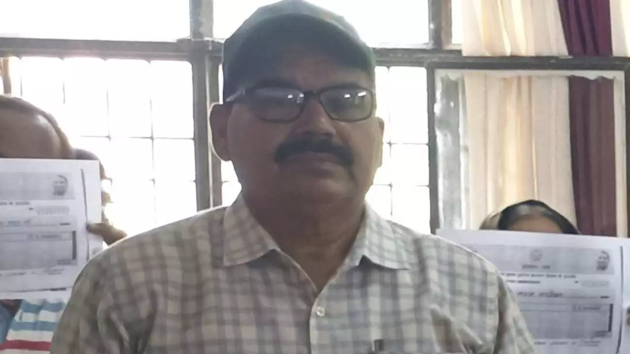 Azamgarh News: सत्यता व ईमानदारी से होगी जांच, लापरवाही पर होगी कार्रवाई :नायब तहसीलदार मनोज गिरी
