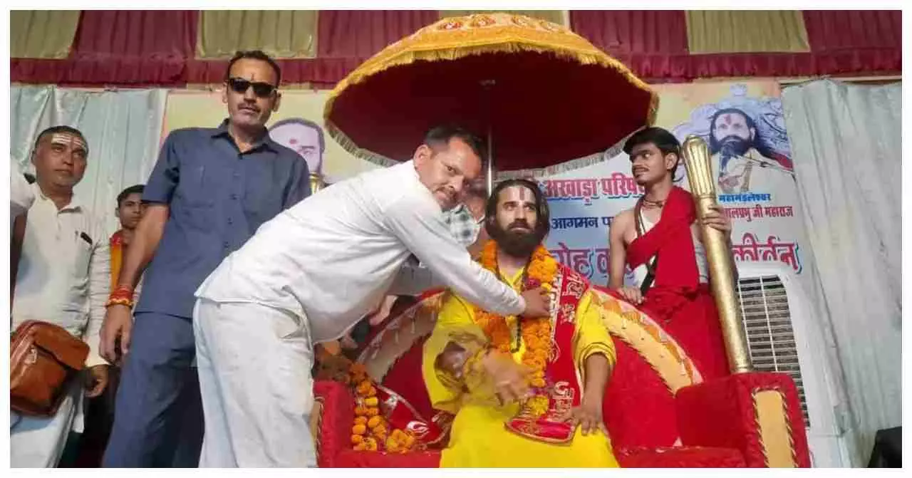 Auraiya News: पीतांबरेश्वर सरकार धाम के पीठाधीश्वर शिवम जी महाराज का भव्य स्वागत