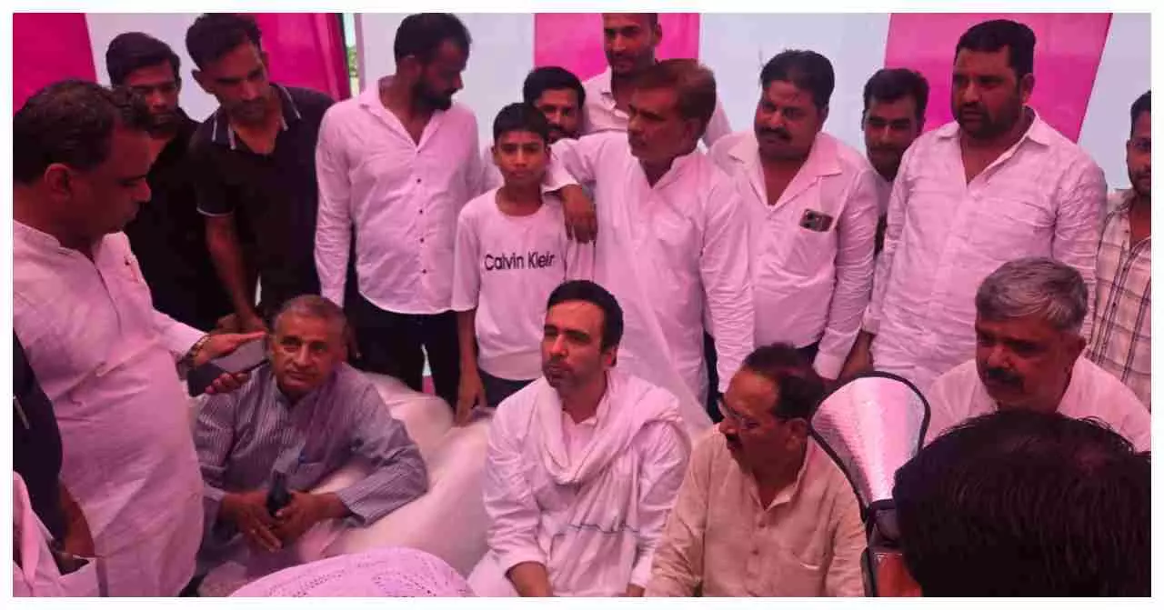 Meerut News: कठिन वक्त में साथ निभाने पहुंचे जयंत, किठौर में सिर्फ सियासत नहीं, रिश्तों की मिसाल लिख दी