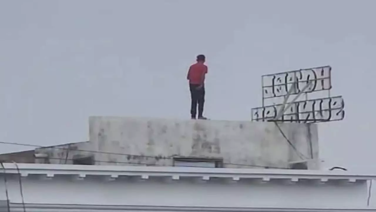 Dangerous stunt by young man on building wall to make reel