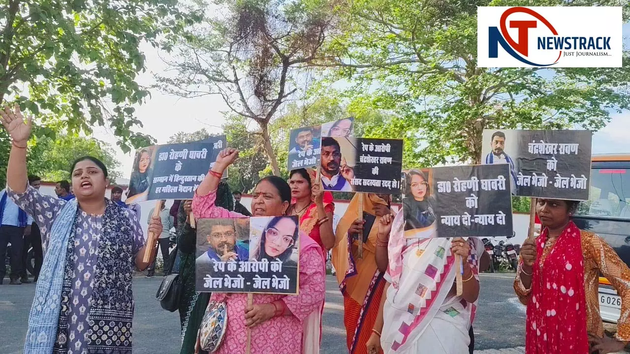 Women activists stage strong protest against Chandrashekhar Azad (Ravan)