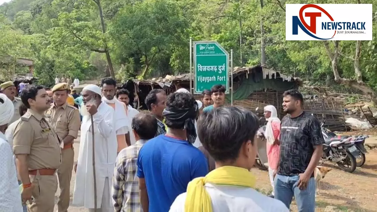 Murder of Muzawar who was in charge of the mausoleum at Vijaygarh Fort