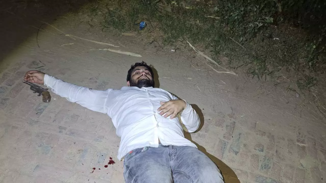 Meerut News: मेरठ में असलहा तस्कर अमन मुठभेड़ में घायल, भारी मात्रा में हथियार बरामद
