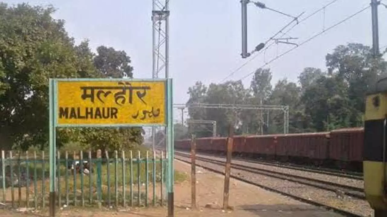 Lucknow News: हजारों लोगों को मारने की थी साजिश! लखनऊ में रेलवे ट्रैक पर मिला लोहे का ढांचा, अचानक ब्रेक लगाने से टला हादसा, जांच कर रही पुलिस