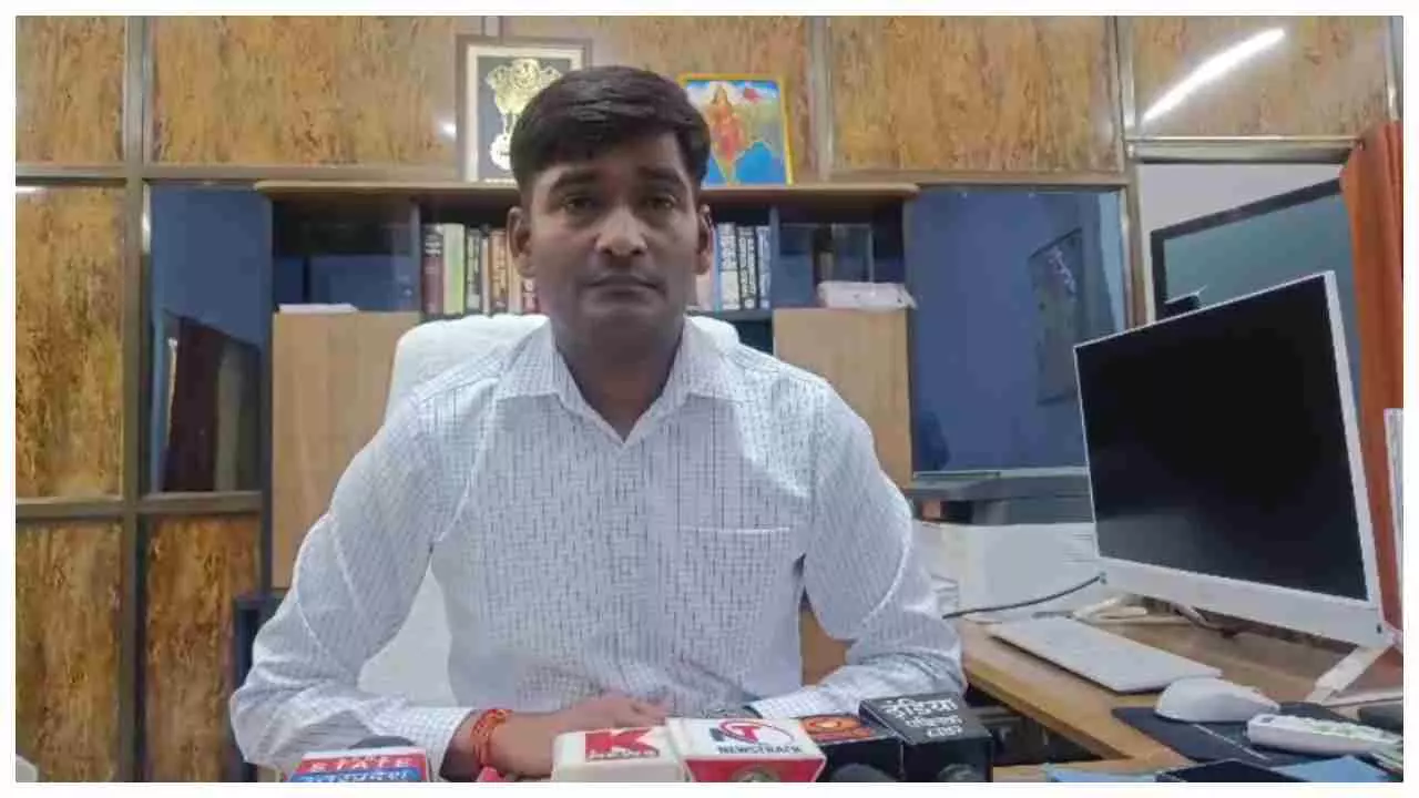 Chandauli News: खनन अधिकारी पर भ्रष्टाचार के दर्ज मुकदमे के मामले में डीएम ने दिए मजिस्ट्रेट जांच के निर्देश