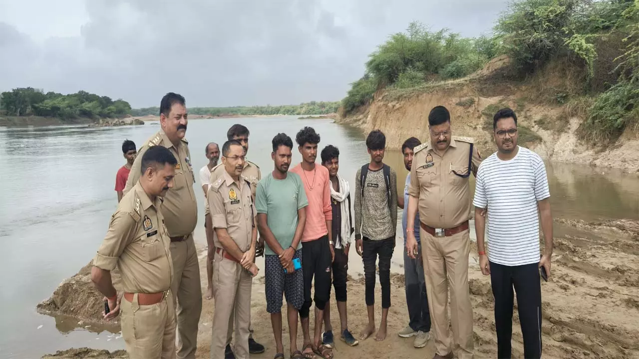 Five workers Trapped during overnight Mining in Betwa River News in Hindi