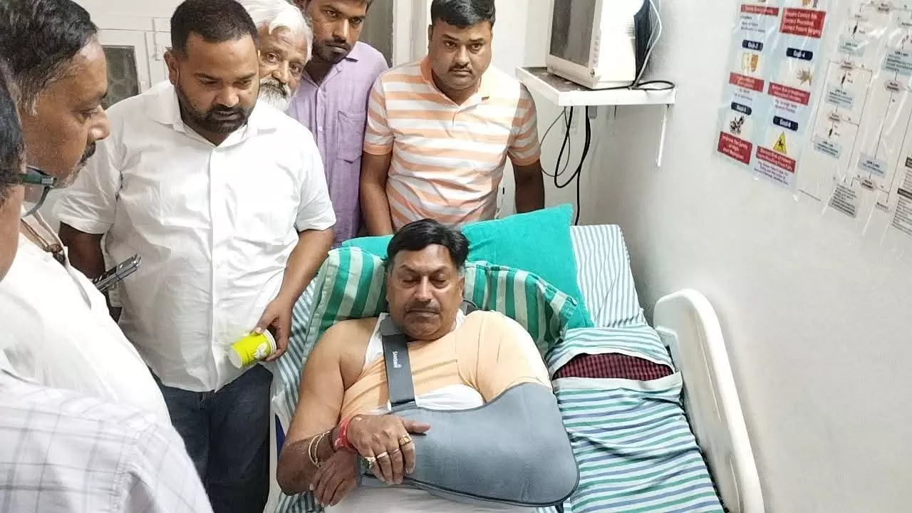 Gorakhpur News: लिंक एक्सप्रेववे के लोकार्पण के तीसरे दिन भाजपा विधायक की गाड़ी पलटी, पूर्व मंत्री फतेह बहादुर घायल
