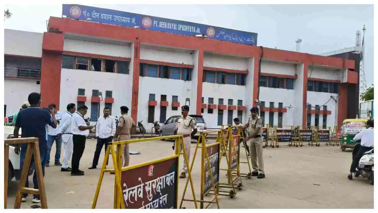 Chandauli News: DDU रेलवे स्टेशन पर गंदगी करने वालों की खैर नहीं, होगी सख्त कार्रवाई
