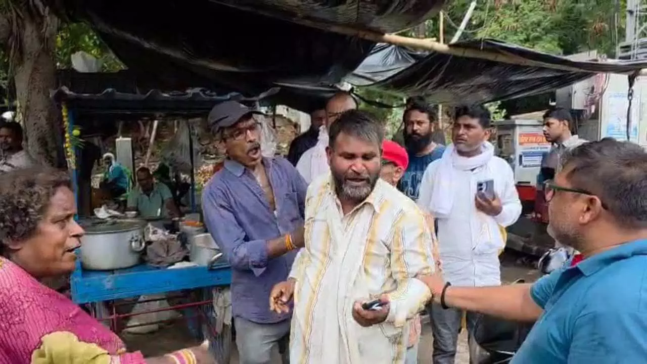 Chandauli News: ट्रैक्टर ने राहगीर को रौदा,हुई मौत,ग्रामीणों ने चालक को पकड़ पुलिस को सौंपा