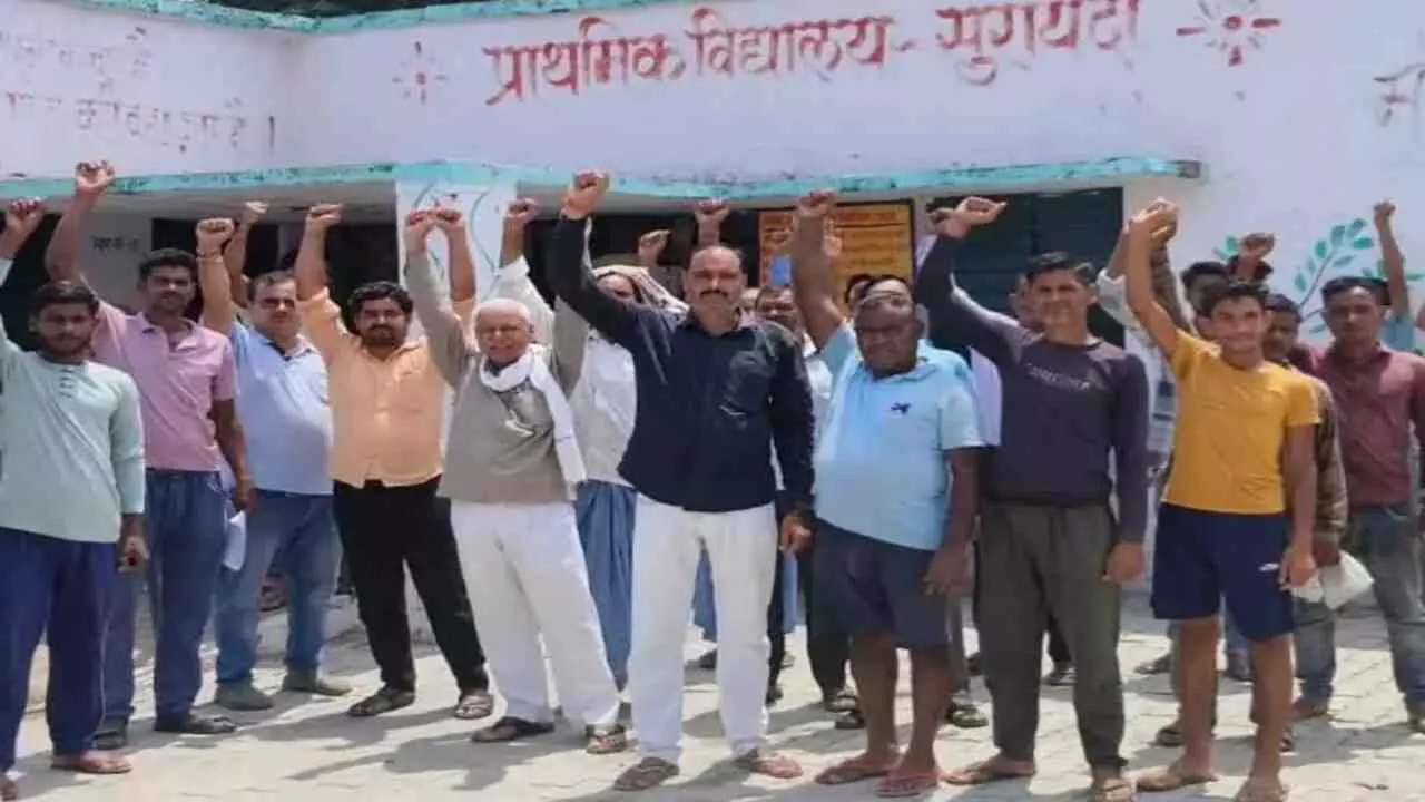 Auraiya News: स्कूल विलय के विरोध में भड़के ग्रामीण, अभिभावकों ने जताई नाराज़गी