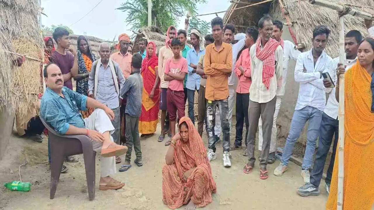 Azamgarh News: विद्युत पोल में करंट से 11 वर्षीय बालिका और आकाशीय बिजली गिरने से अधेड़ की दर्दनाक मौत
