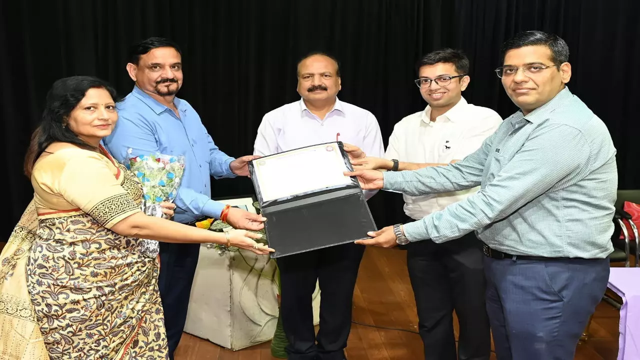 Jhansi News: लोको पायलट संगोष्ठी में विश्राम की गुणवत्ता और परिवार की भूमिका पर हुआ जोर