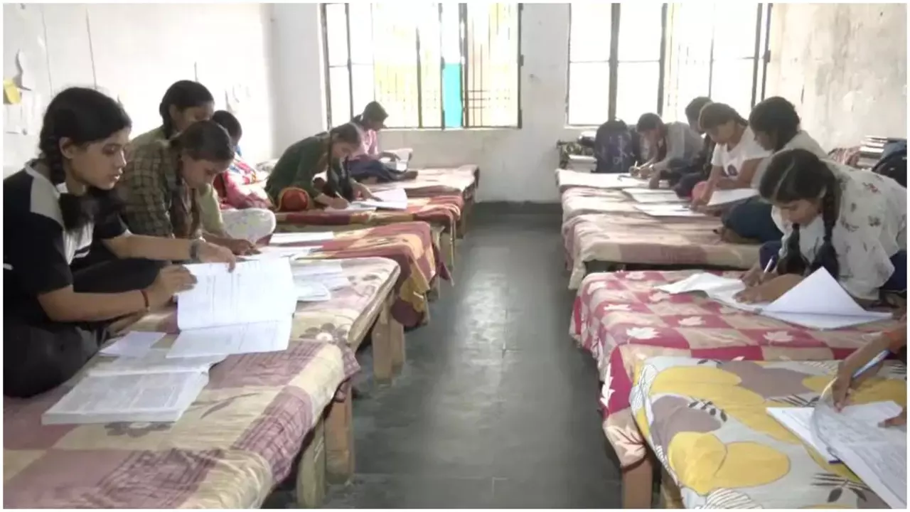 UP School Mirzapur: यूपी के सरकारी स्कूल का कमाल! इसमें पढ़ने वाले 12 छात्राओं ने पहली बार में ही नीट एग्जाम पास कर मचाया धमाल, सभी बच्चों के पिता करते हैं मजदूरी
