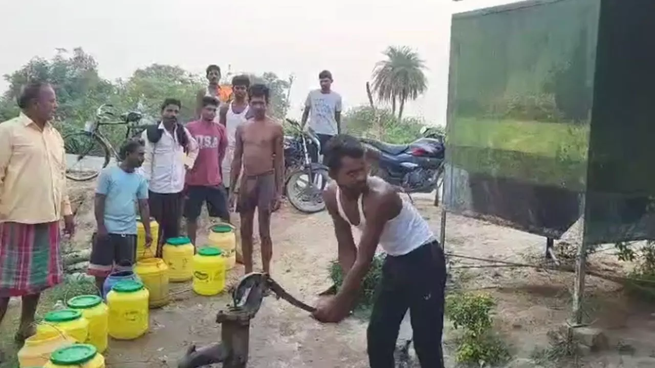 Unnao News: परियार गांव में पानी को तरस रहे ग्रामीण, कई किलोमीटर से डिब्बो में भरकर साधन से लाना पड़ रहा पानी