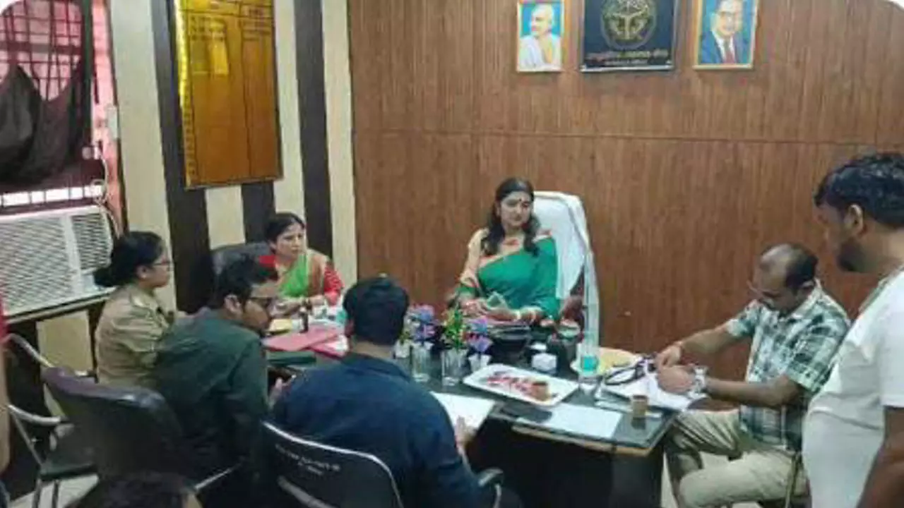 Gonda News: कर्नलगंज सीएचसी में मिली गंदगी, महिला आयोग की सदस्य ने लगाई कड़ी फटकार
