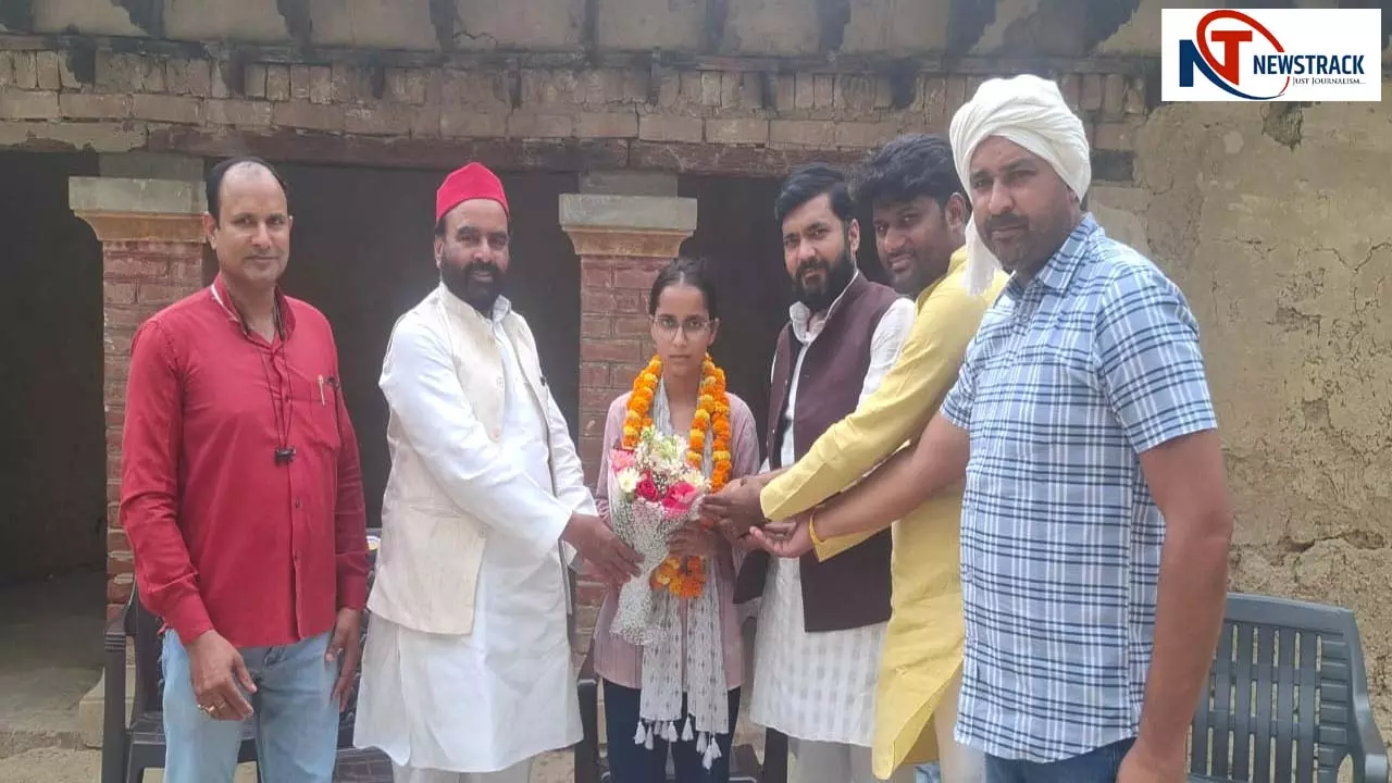 Shivangi Yadav got third place in B Ed Entrance honored