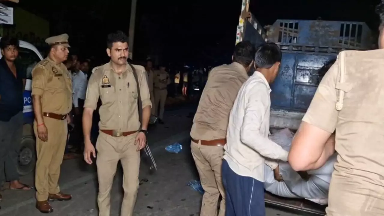 Etawah News: इटावा में भीषण सड़क हादसा: डंपर की चपेट में आने से दादा और ढाई साल के मासूम की मौत, एक घायल