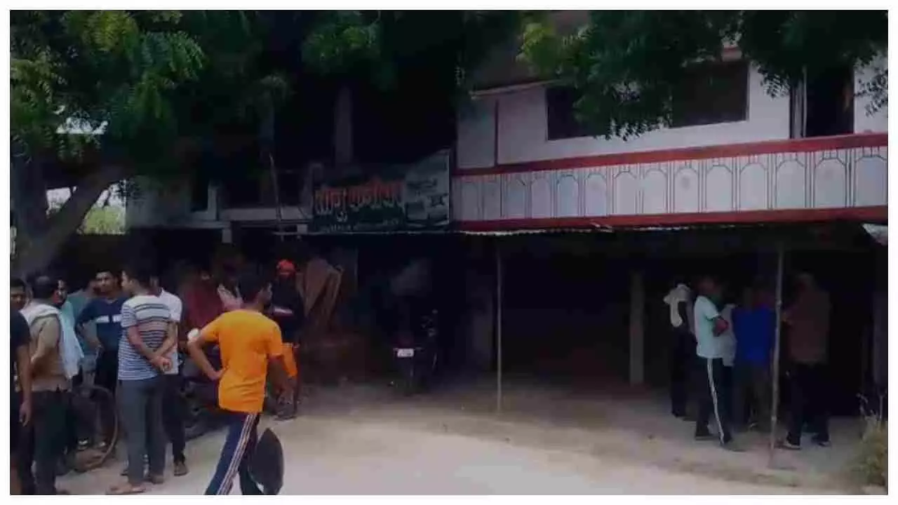 Amethi News: अमेठी में युवक का फांसी के फंदे से लटका मिला शव