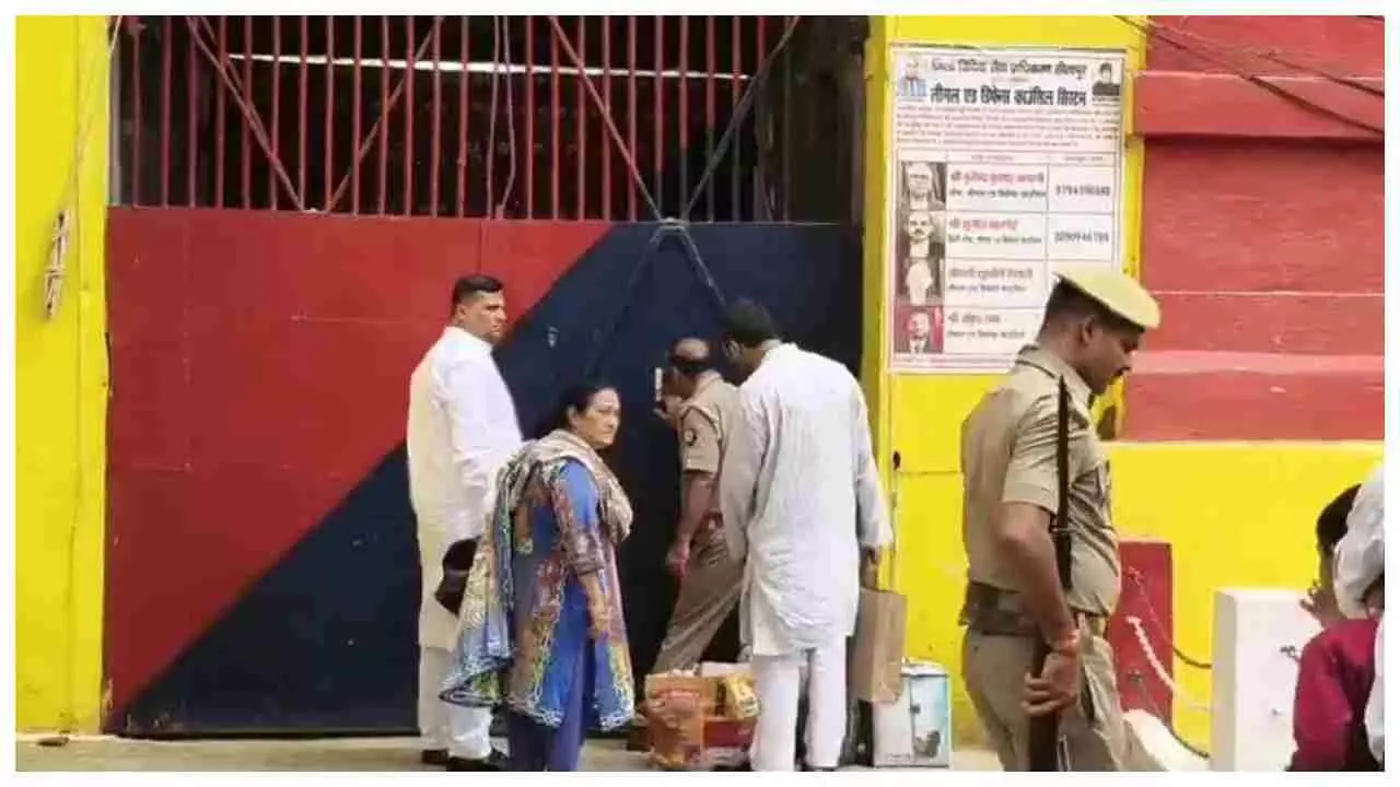 Sitapur News: सीतापुर जेल में बंद आजम खान से मिले परिजन