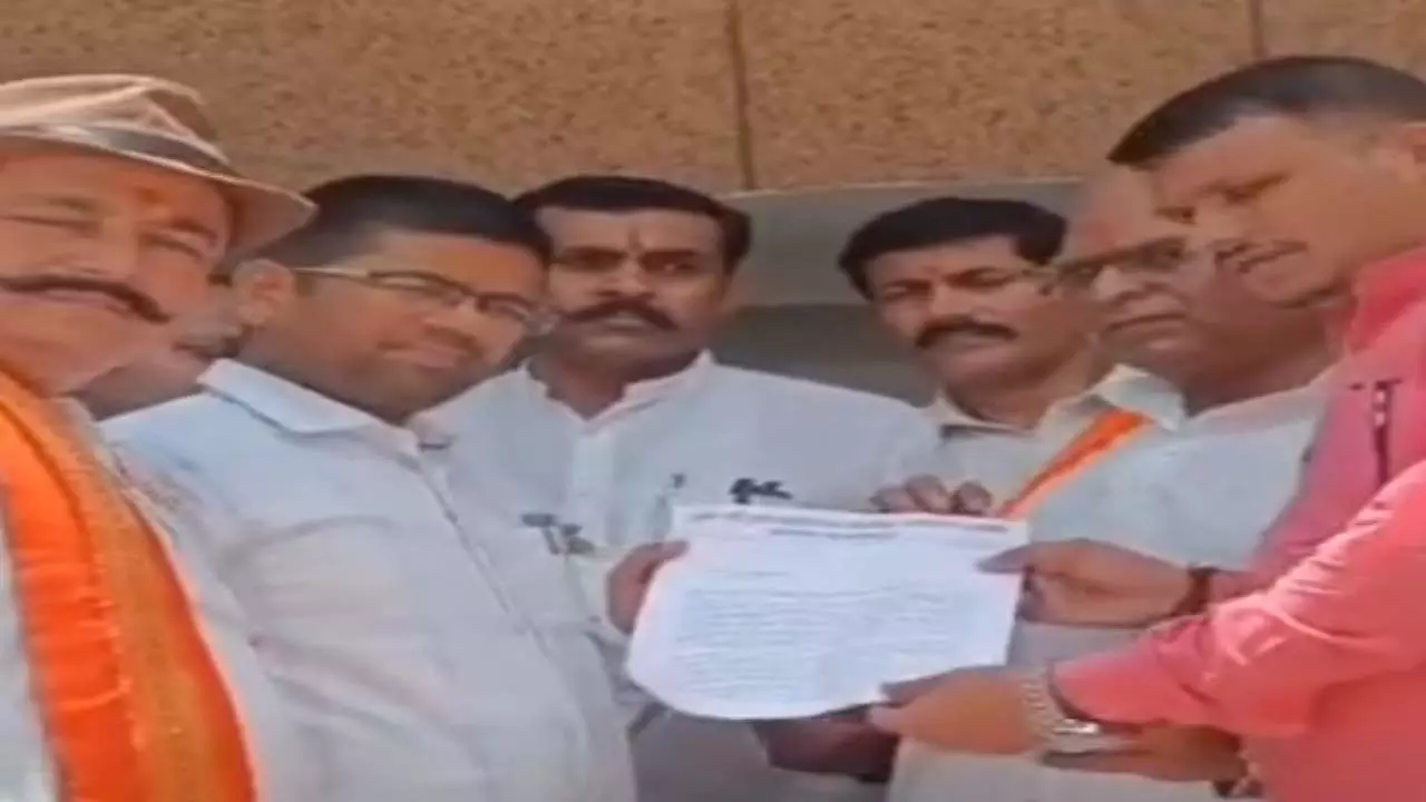 Clash in Two group over Jharkhandi Sarovar emorandum submitted to DM