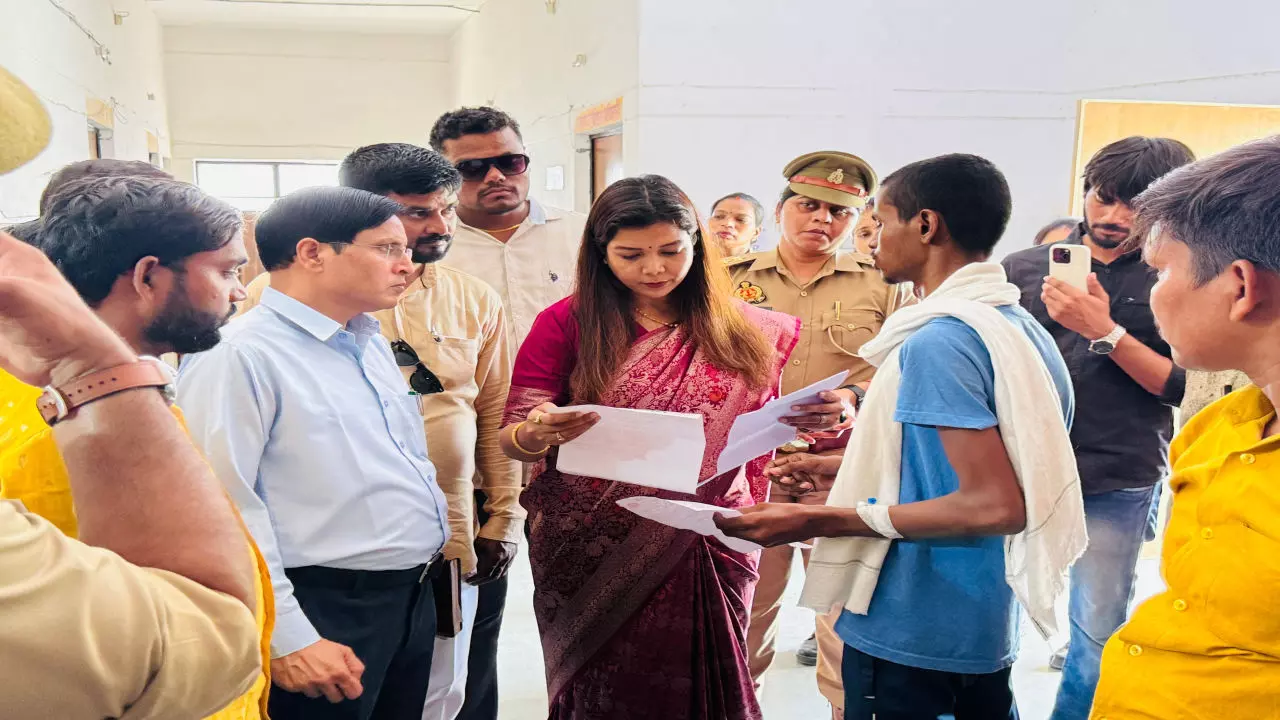 Azamgarh News: महिला आयोग के सदस्य के समक्ष 30 प्रकरण आए, 4 का किया निस्तारण