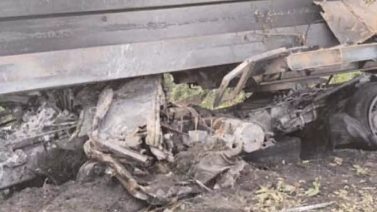 Heavy collision with uncontrolled truck tree, driver killed
