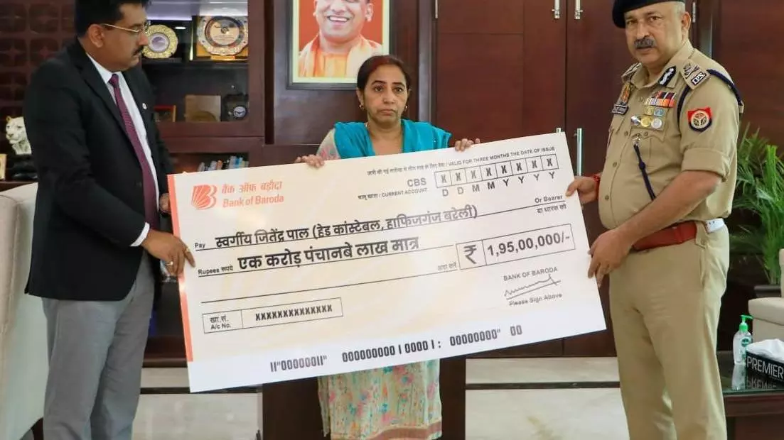 Lucknow News: गो-तस्करों के वाहन से कुचलकर सिपाही की हुई थी मौत! DGP राजीव कृष्ण ने परिजनों को पुलिस सैलरी पैकेज से दी 1.70 करोड़ की सहायता राशि