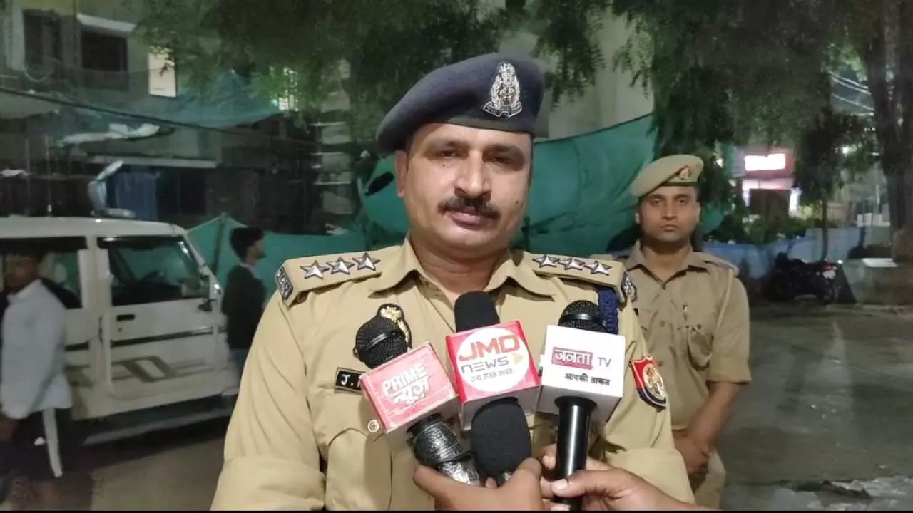 Kaushambi News: महेवाघाट थाना क्षेत्र में महिला ने बुजुर्ग पर चाकू से किया हमला