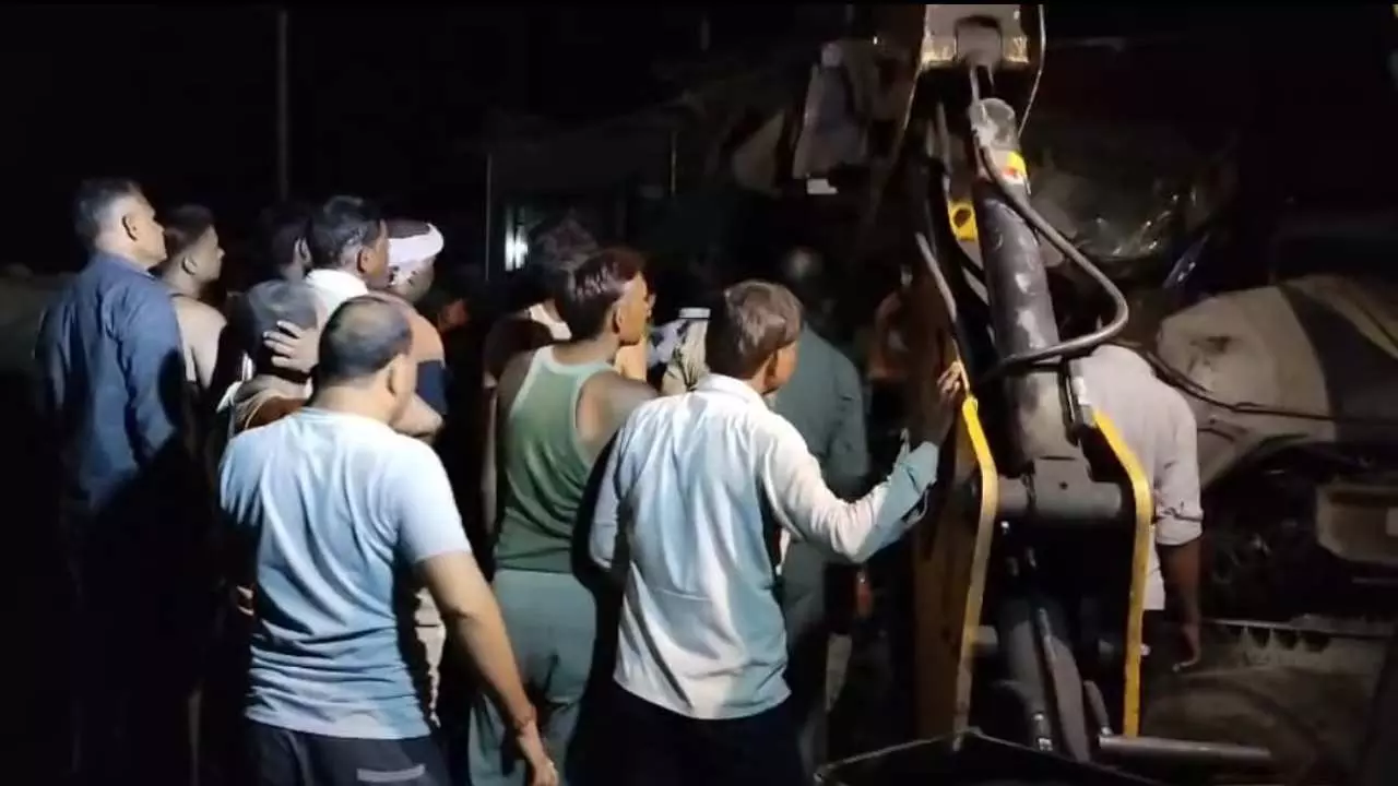 Jhansi News: झाँसी मे भीषण सड़क हादसा, दो ट्रकों की आमने-सामने भिड़ंत, एक की मौत,