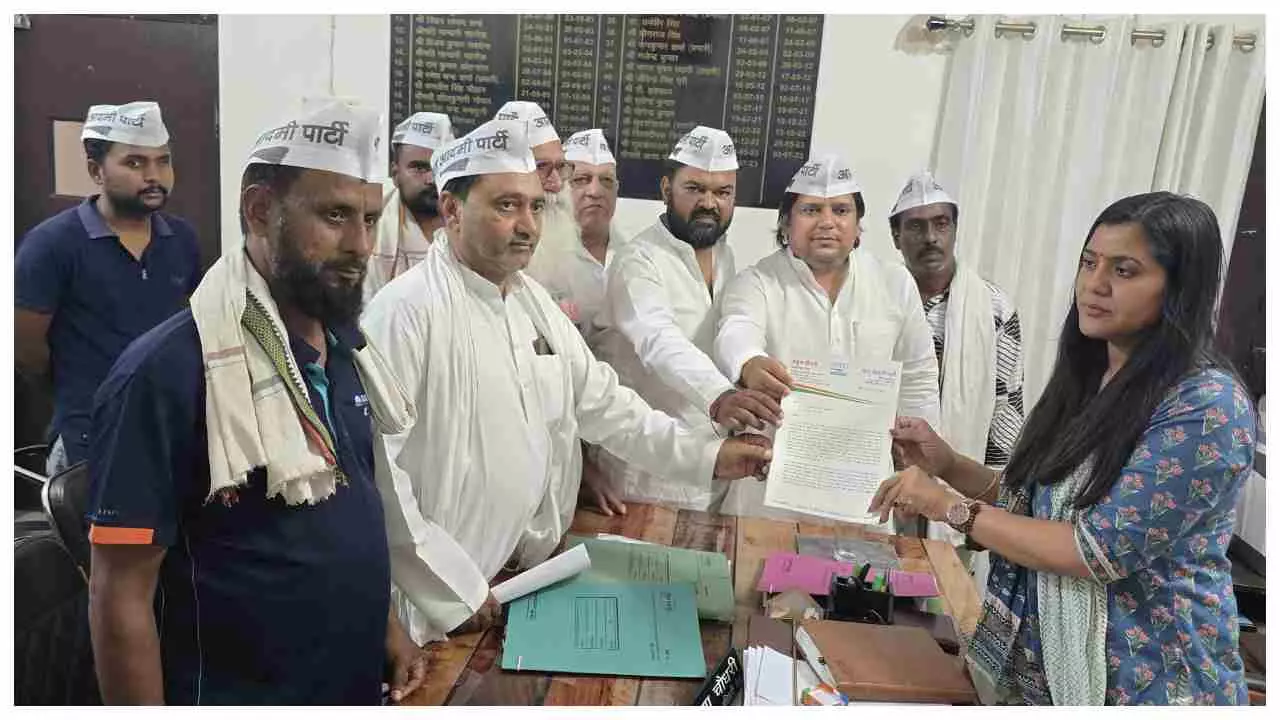 Meerut  News: मधुशाला बनाम पाठशाला: योगी सरकार बच्चों की किताबें छीनकर थमा रही है ठेके का झोला – आम आदमी पार्टी