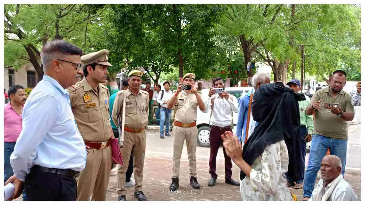 Jalaun News: जालौन लवजिहाद को लेकर अनशन पर बैठे पीड़िता के परिजन, चौकी इंचार्ज को देख चढ़ा पारा, लगाए मुर्दाबाद के नारे