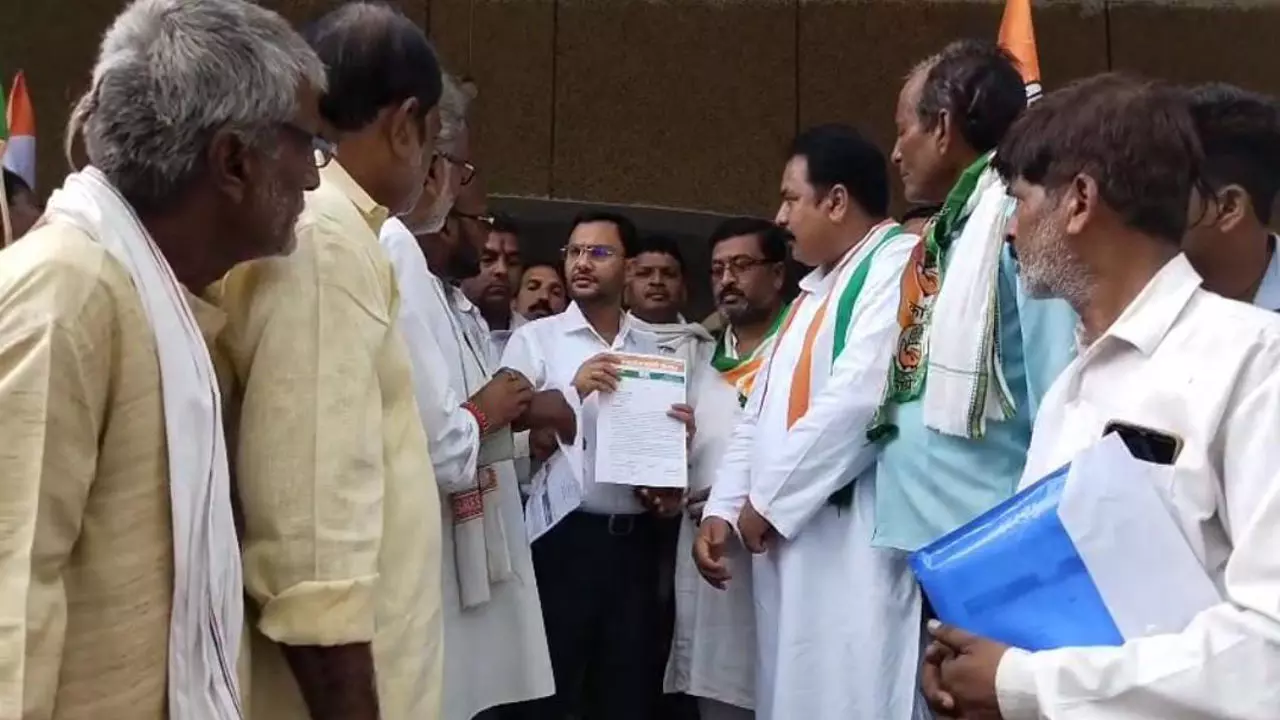 Sonbhadra News: आपातकाल चिंतन गोष्ठी को लेकर गरमाई सियासत, धरना-प्रदर्शन कर कांग्रेस ने जताया विरोध