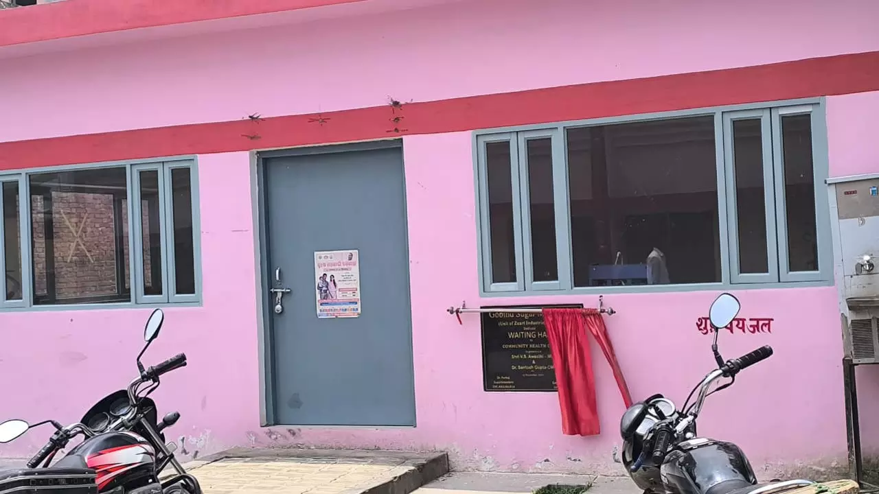Lakhimpur Kheri News: एक साल पहले उद्घाटन हुआ वेटिंग हॉल आज तक बंद, मरीजों और तीमारदारों को भारी परेशानी