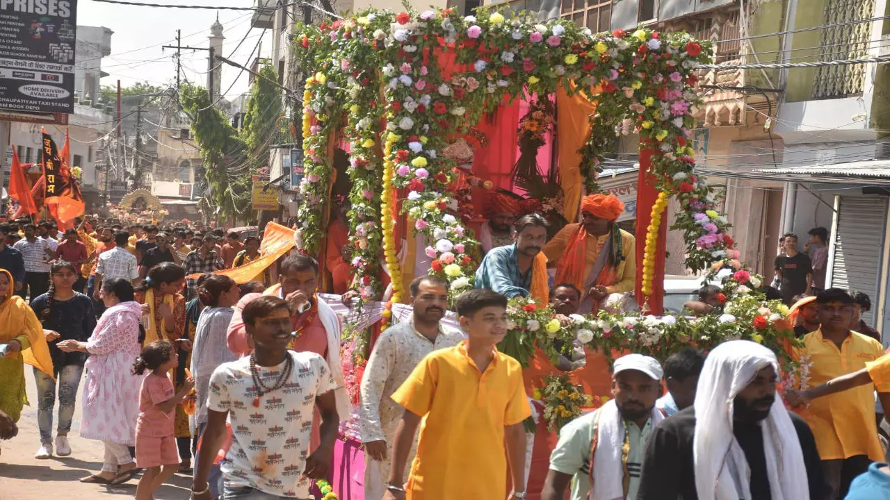 Lucknow News: लखनऊ में धूमधाम से निकली भगवान जगन्नाथ की शोभा यात्रा, भक्तिभाव से खींचा रथ, जयकारों के साथ जमकर झूमे भक्त