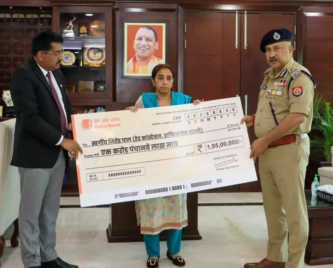 Lucknow News: गो-तस्करों के वाहन से कुचलकर सिपाही की हुई थी मौत! DGP राजीव कृष्ण ने परिजनों को पुलिस सैलरी पैकेज से दी 1.70 करोड़ की सहायता राशि Lucknow News: गो-तस्करों के वाहन से कुचलकर सिपाही की हुई थी मौत! DGP राजीव कृष्ण ने परिजनों को पुलिस सैलरी पैकेज से दी 1.70 करोड़ की सहायता राशि