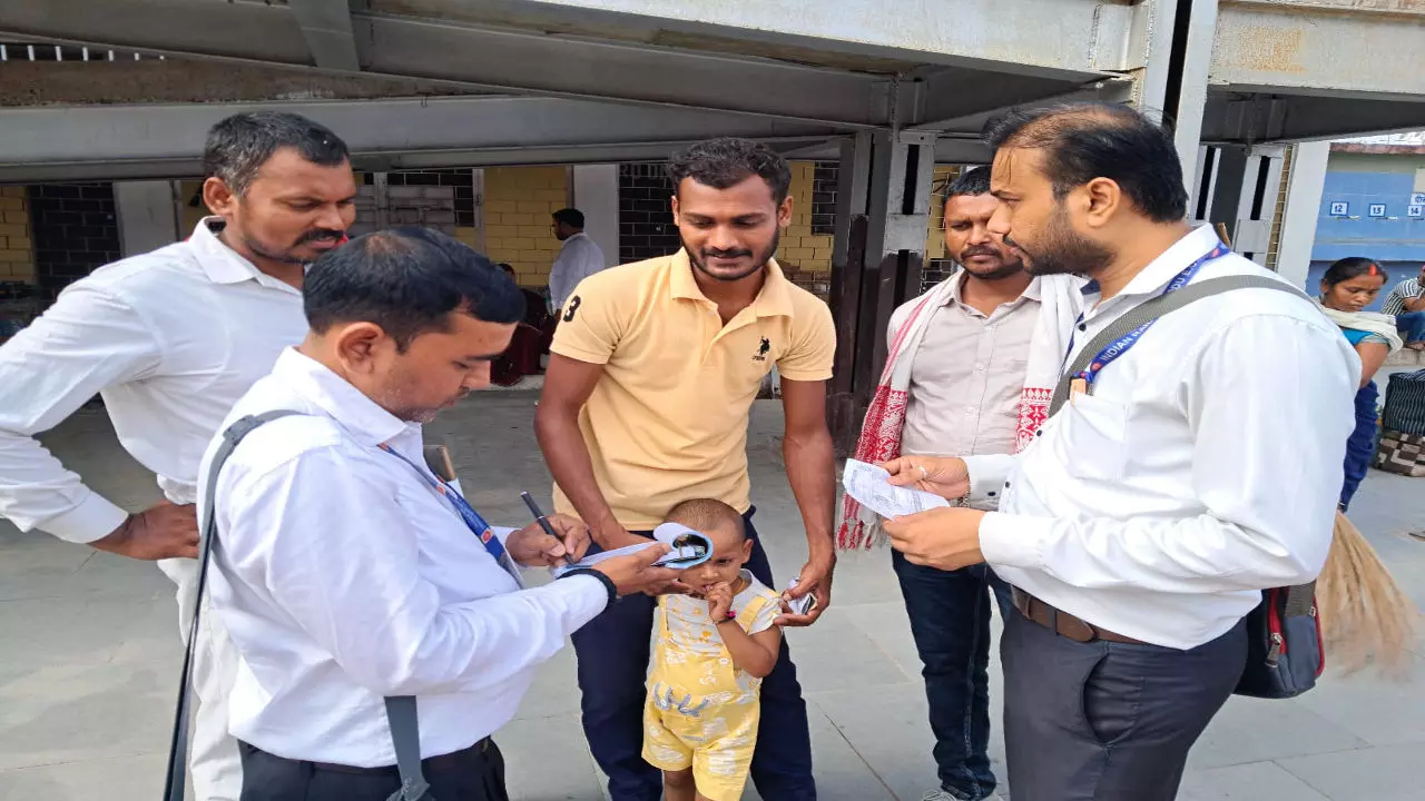 Chandauli News: 17 सौ यात्री चल रहे थे बिना टिकट, चेकिंग में मची अफरा तफरी
