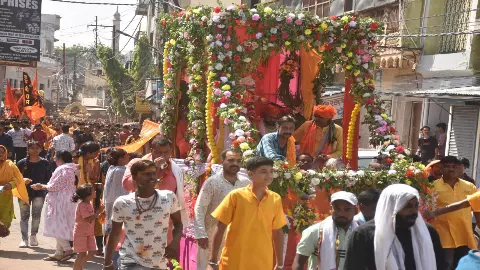 Lucknow News: लखनऊ में धूमधाम से निकली भगवान जगन्नाथ की शोभा यात्रा, भक्तिभाव से खींचा रथ, जयकारों के साथ जमकर झूमे भक्त