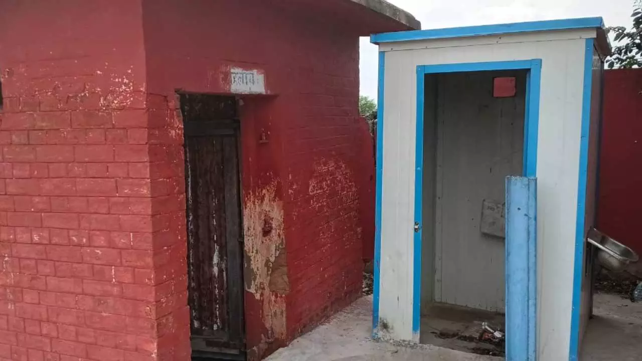 Chandauli News: स्वच्छ भारत मिशन का बानगी देख, कहेंगे की केवल कागज पर ही है नीट एंड क्लिन, दुर्व्यवस्था का शिकार हो रहे यात्री