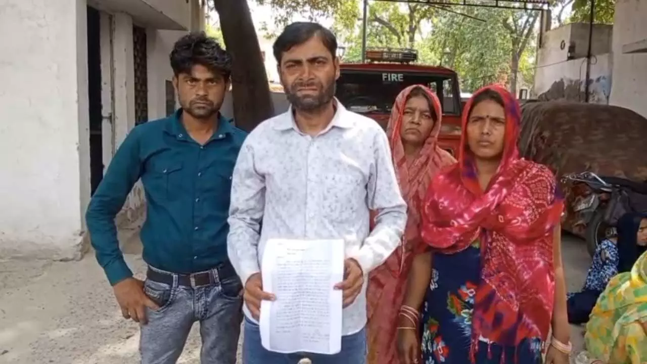 Aligarh News: दबंगों पर FIR कराने गई महिला से पुलिस ने कोरे कागज़ पर हस्ताक्षर कराए, दलित पति पर ही दर्ज कर दिया मुकदमा