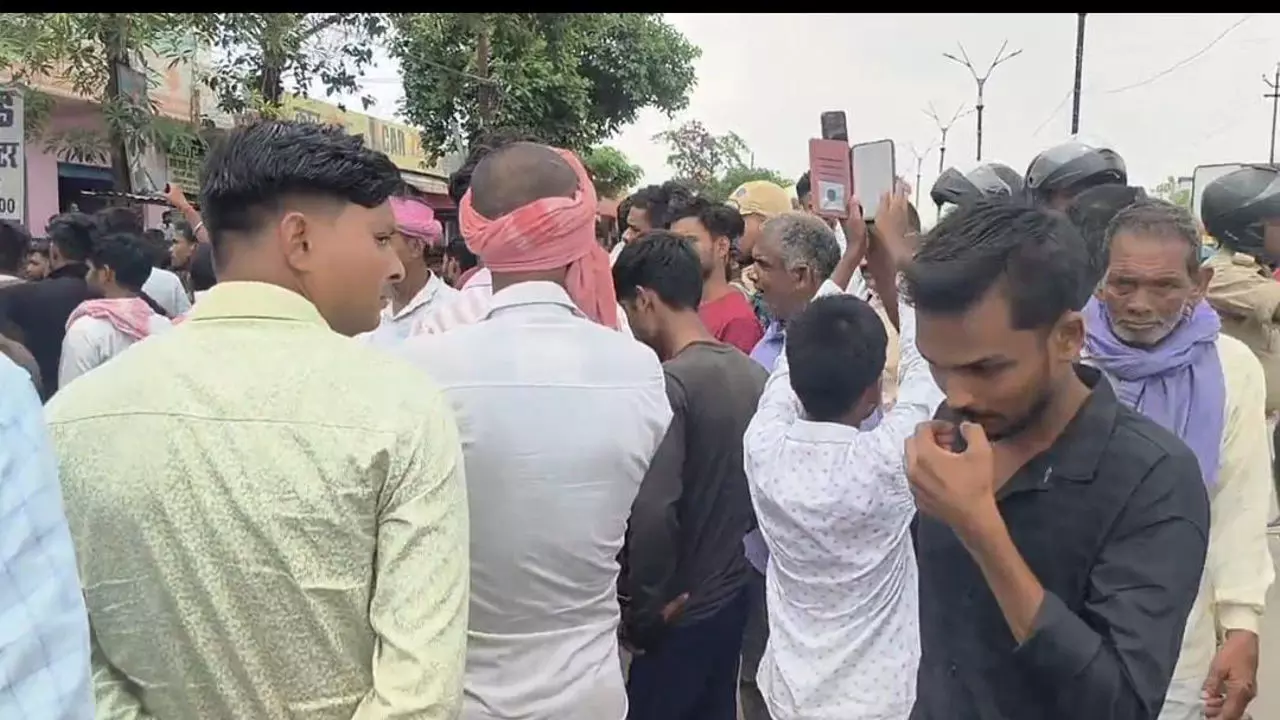 Azamgarh News: अस्पताल मे मरीज की मौत, परिजनों ने लापरवाही का आरोप लगाते हुए किया हंगामा