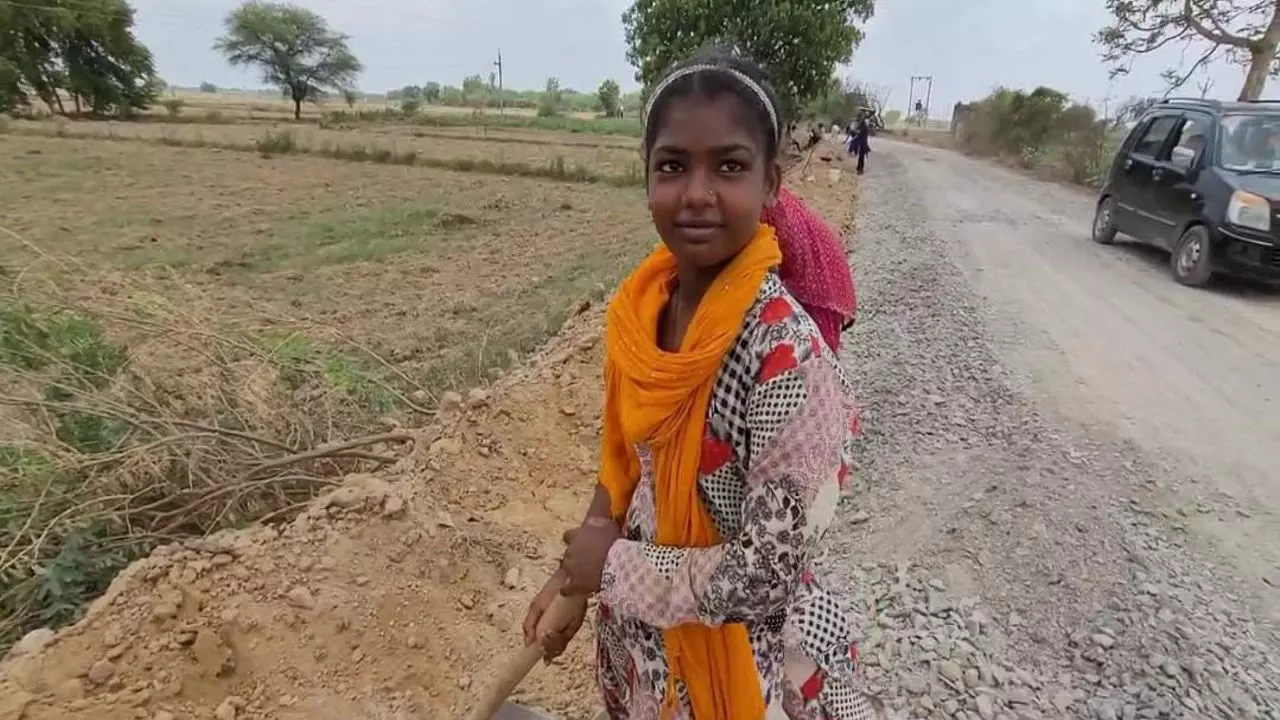 Kanpur Dehat: सिकंदरा में बाल श्रम का खुलासा: पीडब्ल्यूडी की सड़क निर्माण में 400 रुपए में कराया जा रहा काम, अधिकारी मौन