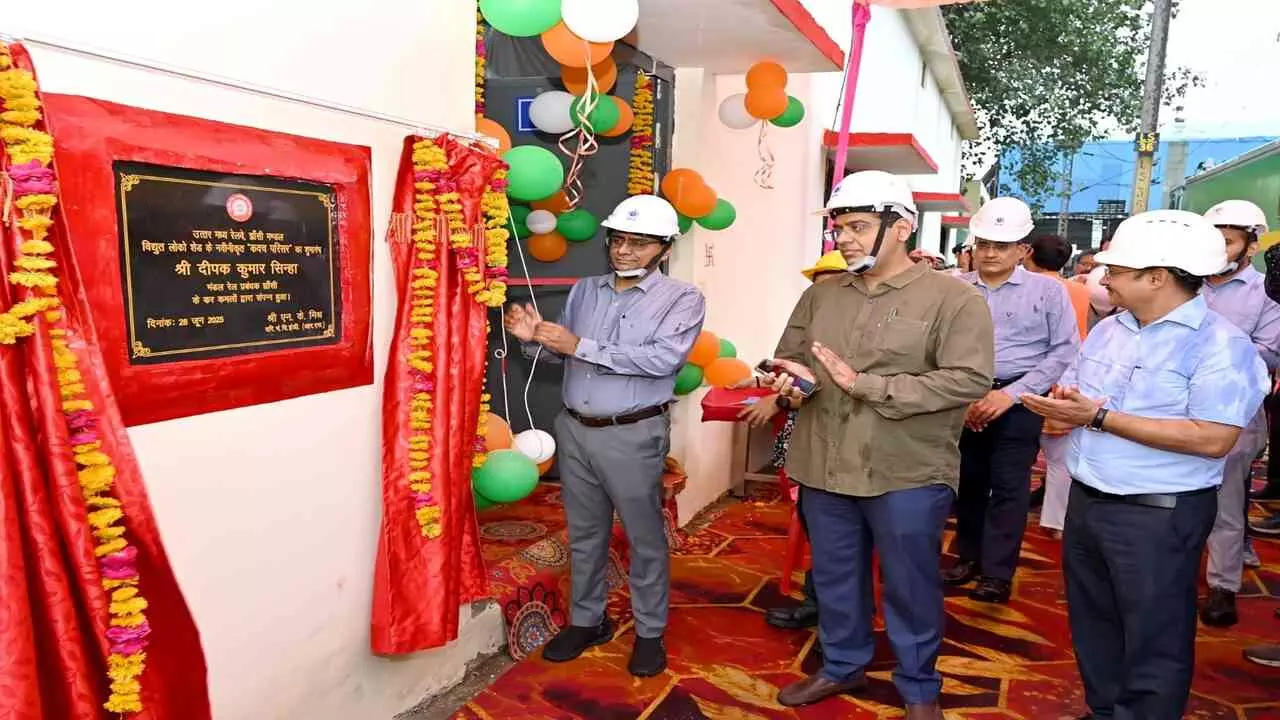 Jhansi News: झांसी में कवच सुरक्षा प्रणाली का शुभारंभ, लोको पायलट की गलती से भी बचेगी ट्रेनें – डीआरएम दीपक सिन्हा