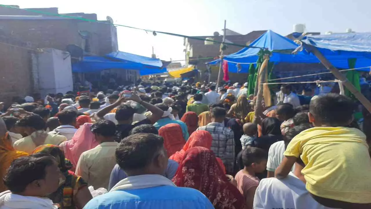 Etah News: एटा में शनिचर जात पर उमड़ा आस्था का सैलाब, अव्यवस्थाओं और अवैध वसूली ने बिगाड़ा आयोजन का संतुलन
