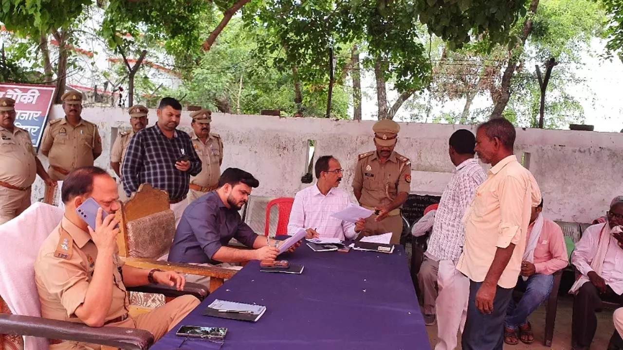 DM-SP listens to public problems, ration dispute on the occasion of Malhipur police solution day