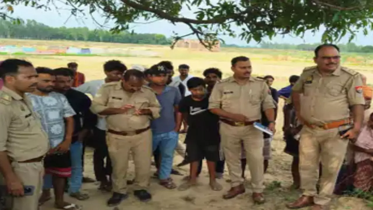 Shravasti News: आम के बाग में मिला अधेड़ का शव, अवैध खनन पर भी प्रशासन की बड़ी कार्रवाई