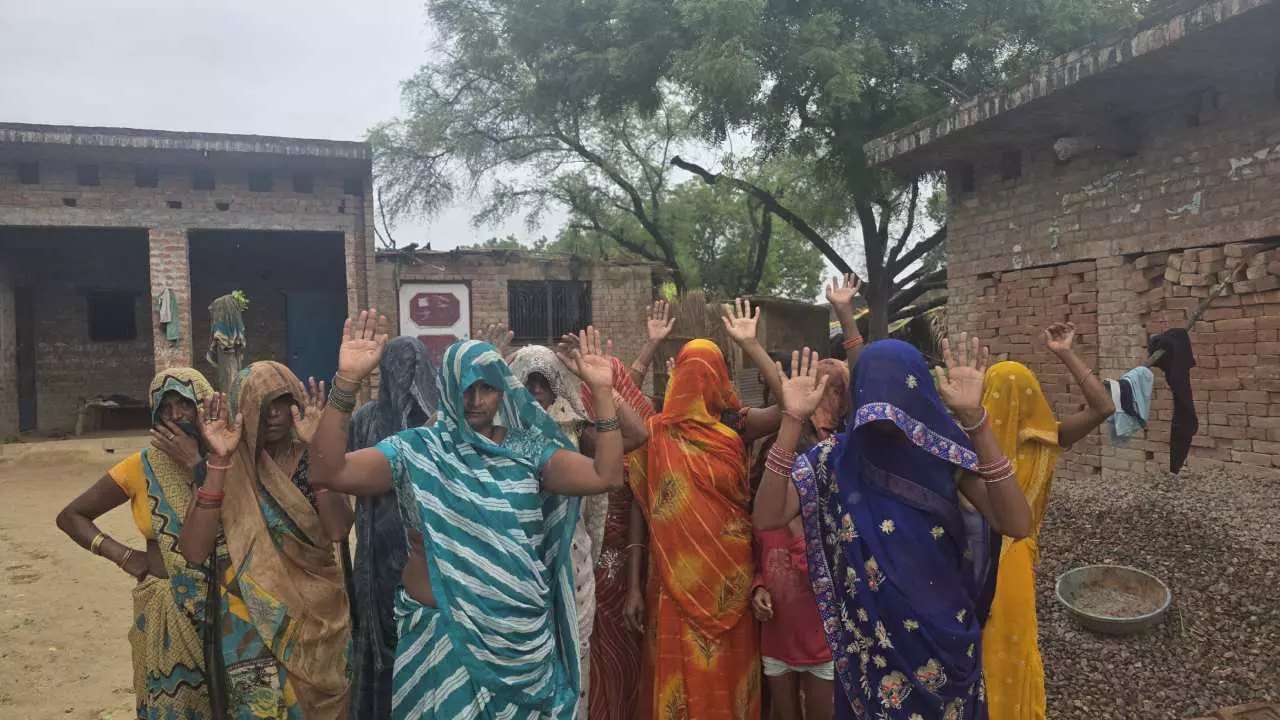 Kaushambi News: कनैली ग्राम पंचायत के मजरा मवई में मार्ग अवरुद्ध होने से ग्रामीणों मे दिखा आक्रोश,किया जोरदार प्रदर्शन