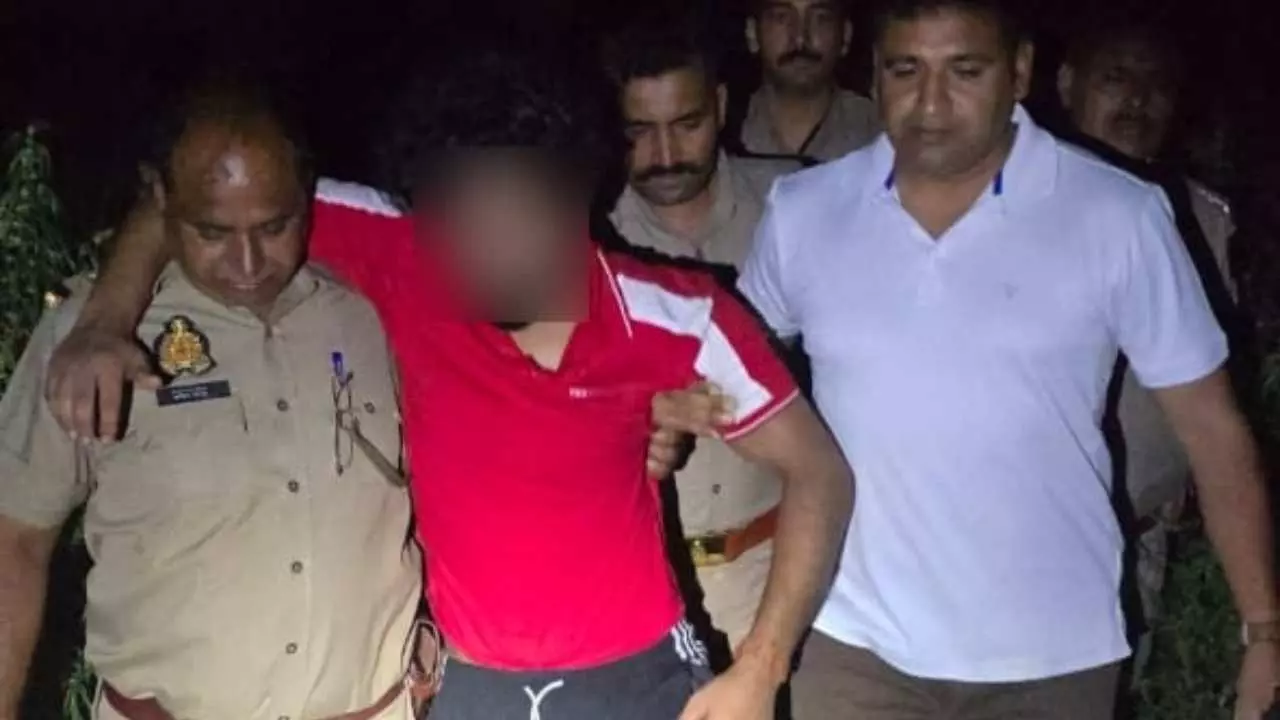 Hapur News: गौकशी के मामले मे वांछित 25-25 हजार के इनामी दो भाइयों से मुठभेड़, एक घायल