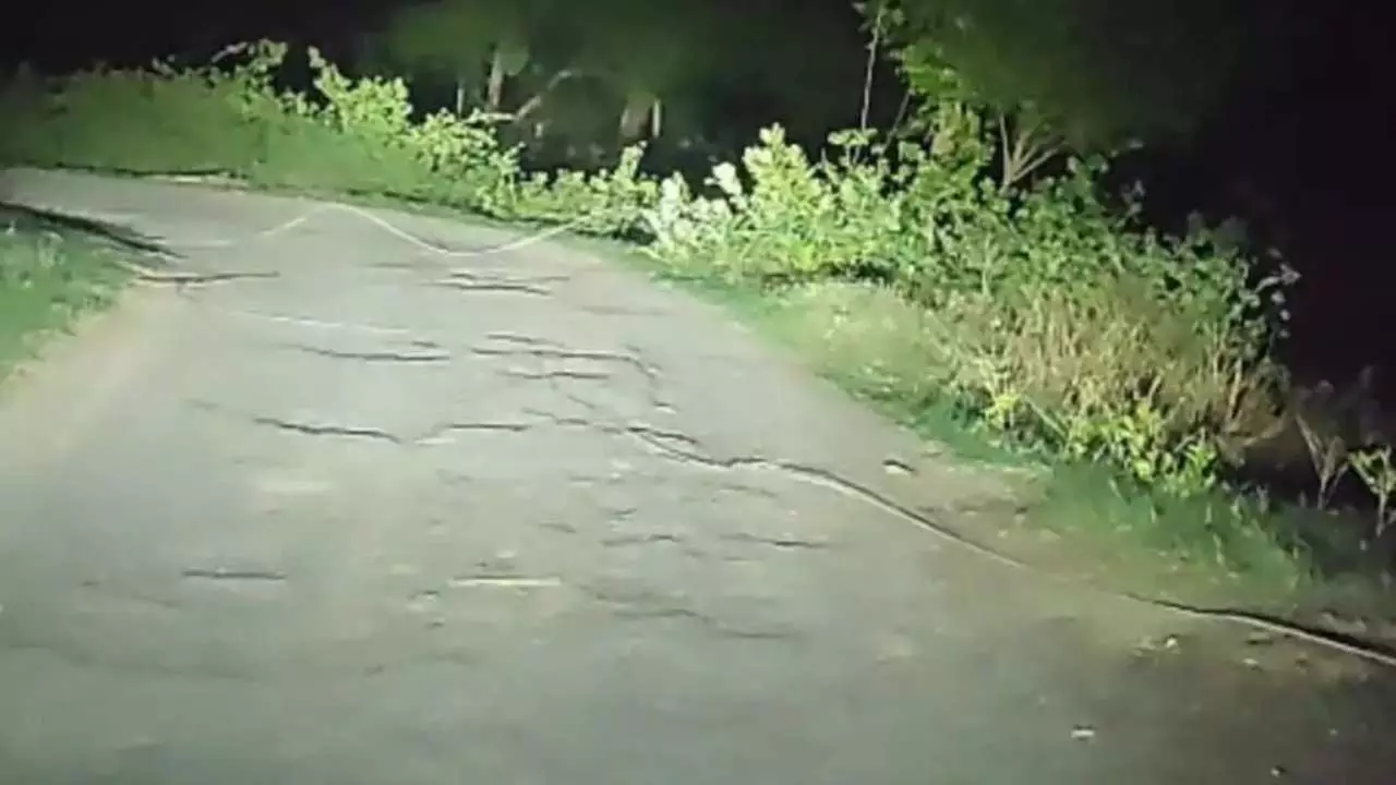Lucknow News: बिजली विभाग की लापरवाही, खुले में पड़ा 11 हजार वोल्ट का तार, ग्रामीणों के लिए बना खतरा