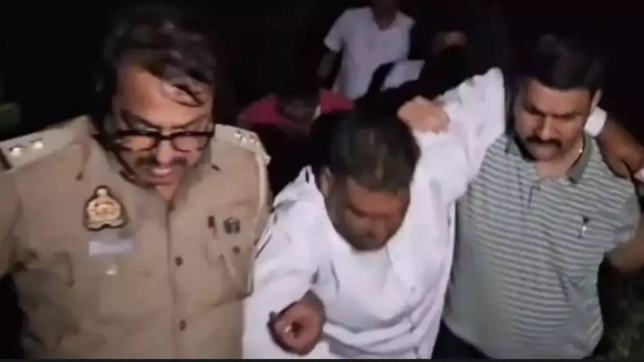 Mainpuri News: पुलिस और बदमाशों के बीच मुठभेड़, दो बदमाश घायल, भारी मात्रा में हथियार बरामद